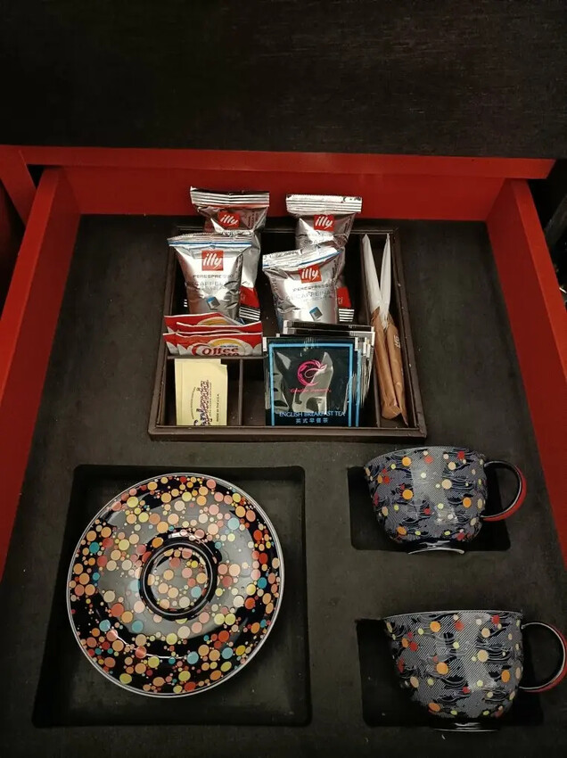 澳門2024澳門|上葡京綜合度假村。豪華雙床房~房間空間寬敞、冰箱迎賓飲料首日入住免費招待、浴室乾溼分離，飯店