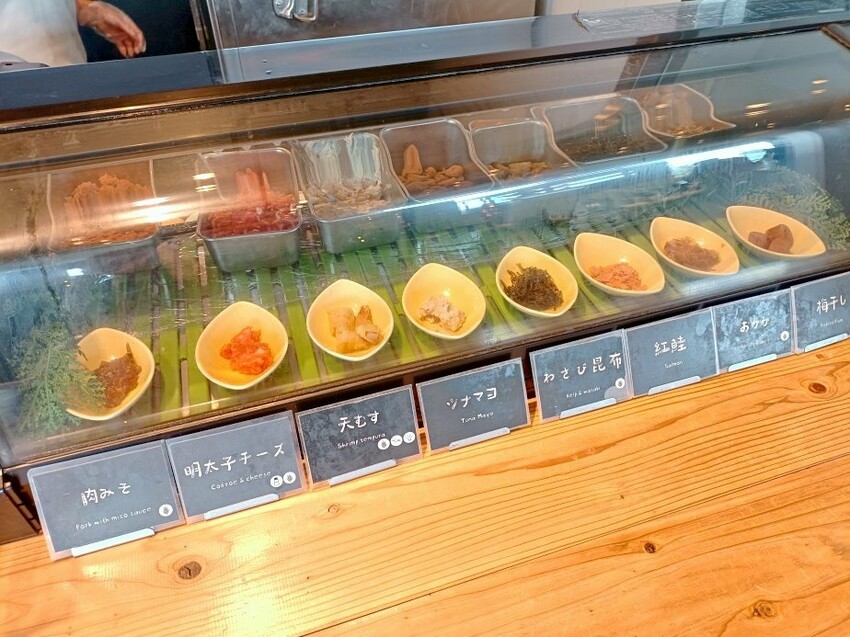 日本2024東京北海道|乃之風度假酒店(乃の風リゾート)自助早餐篇。海鮮茶泡飯、海鮮御飯糰、現做鬆餅、現榨蘋果