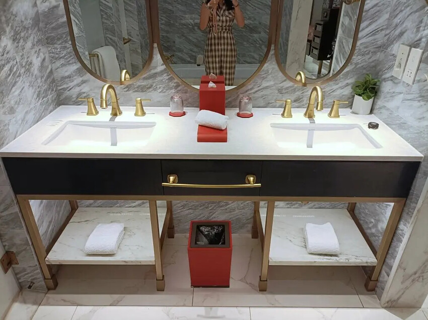 澳門2024澳門|上葡京綜合度假村。豪華雙床房~房間空間寬敞、冰箱迎賓飲料首日入住免費招待、浴室乾溼分離，飯店