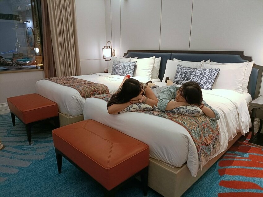 澳門2024澳門|上葡京綜合度假村。豪華雙床房~房間空間寬敞、冰箱迎賓飲料首日入住免費招待、浴室乾溼分離，飯店