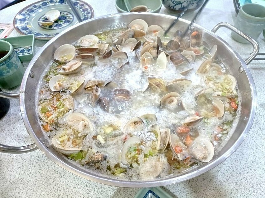 澳門2024澳門|澳門輕軌初體驗~贏到粥卜卜蜆，蒜香蛤蜊肉肥又鮮甜!內含菜單