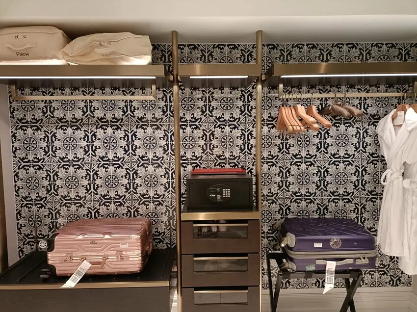 澳門2024澳門|上葡京綜合度假村。豪華雙床房~房間空間寬敞、冰箱迎賓飲料首日入住免費招待、浴室乾溼分離，飯店