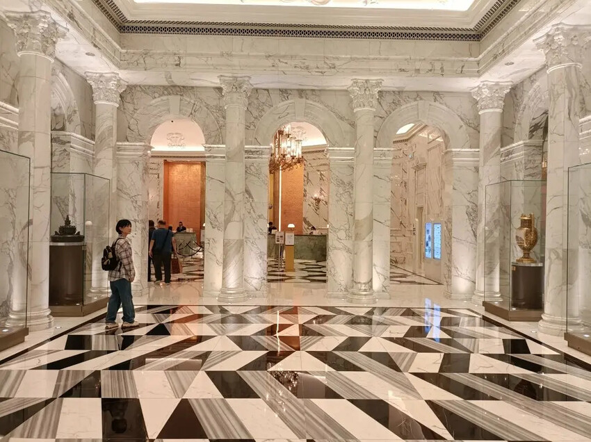 澳門2024澳門|上葡京綜合度假村。豪華雙床房~房間空間寬敞、冰箱迎賓飲料首日入住免費招待、浴室乾溼分離，飯店