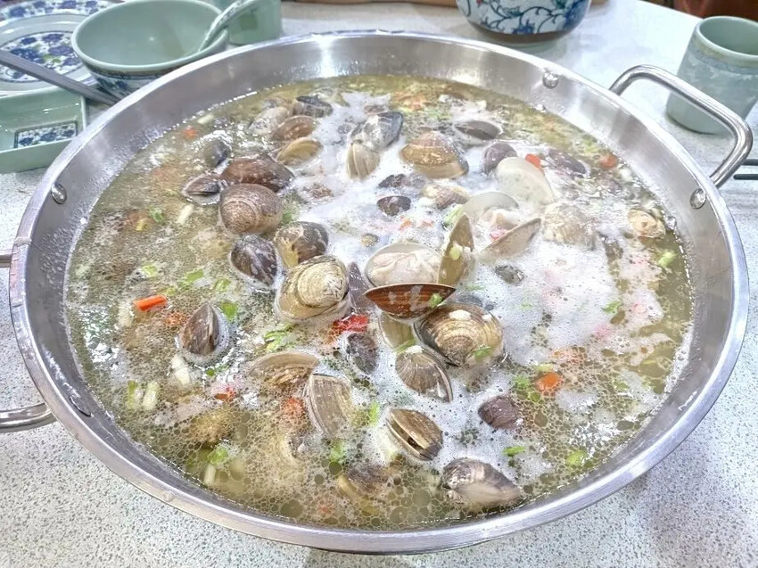 澳門2024澳門|澳門輕軌初體驗~贏到粥卜卜蜆，蒜香蛤蜊肉肥又鮮甜!內含菜單