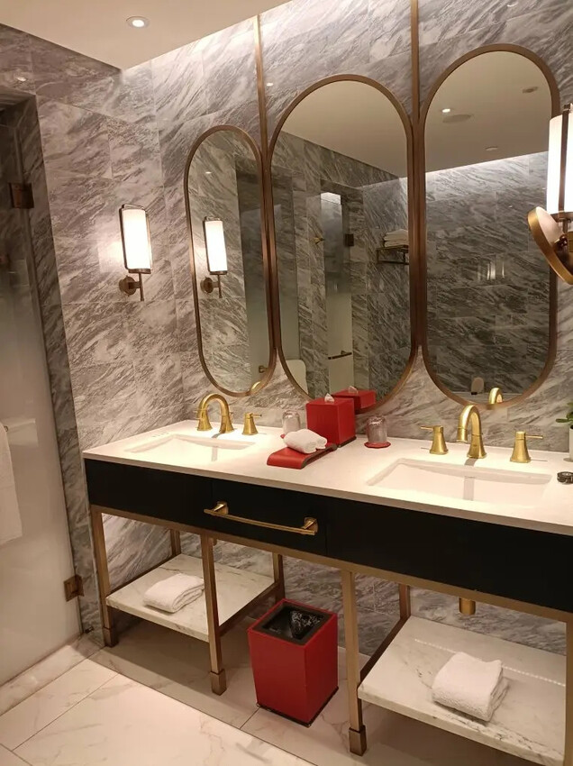 澳門2024澳門|上葡京綜合度假村。豪華雙床房~房間空間寬敞、冰箱迎賓飲料首日入住免費招待、浴室乾溼分離，飯店