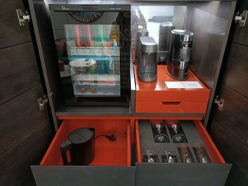 澳門2024澳門|上葡京綜合度假村。豪華雙床房~房間空間寬敞、冰箱迎賓飲料首日入住免費招待、浴室乾溼分離，飯店