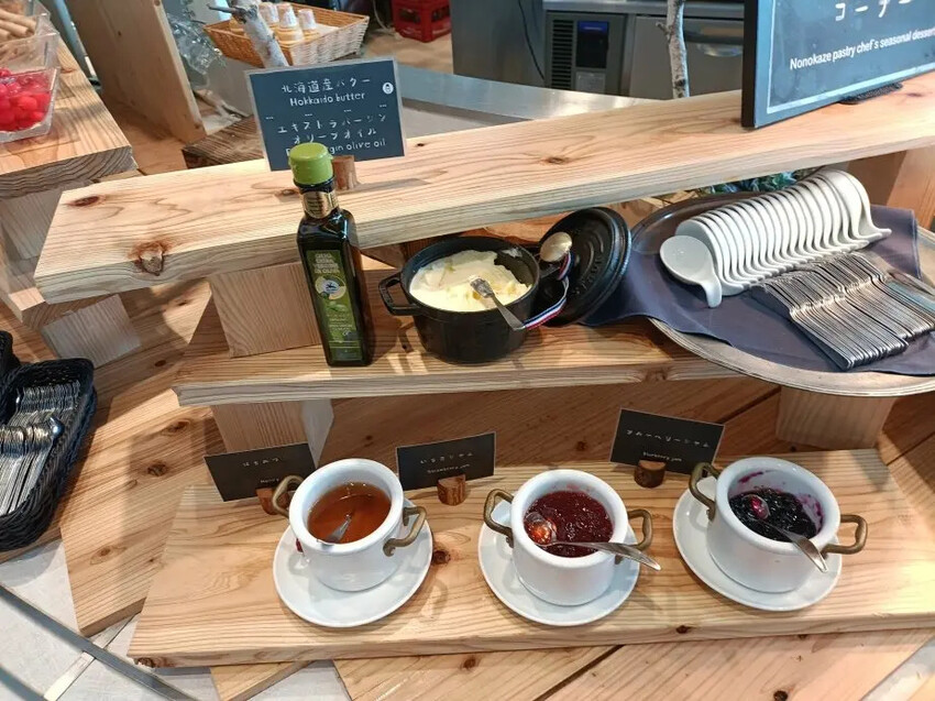 日本2024東京北海道|乃之風度假酒店(乃の風リゾート)自助早餐篇。海鮮茶泡飯、海鮮御飯糰、現做鬆餅、現榨蘋果