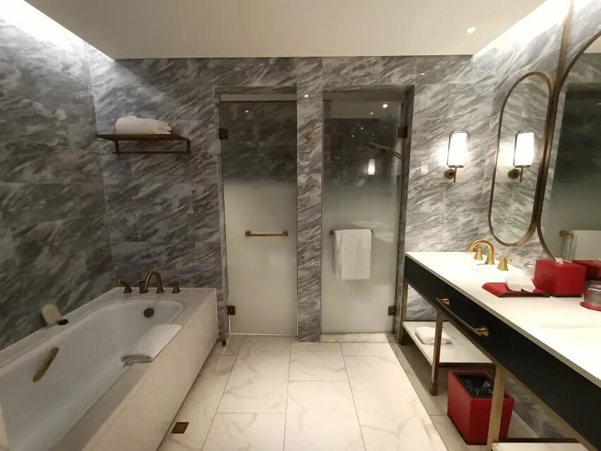 澳門2024澳門|上葡京綜合度假村。豪華雙床房~房間空間寬敞、冰箱迎賓飲料首日入住免費招待、浴室乾溼分離，飯店