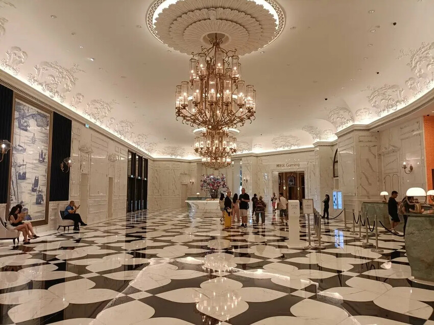 澳門2024澳門|上葡京綜合度假村。豪華雙床房~房間空間寬敞、冰箱迎賓飲料首日入住免費招待、浴室乾溼分離，飯店