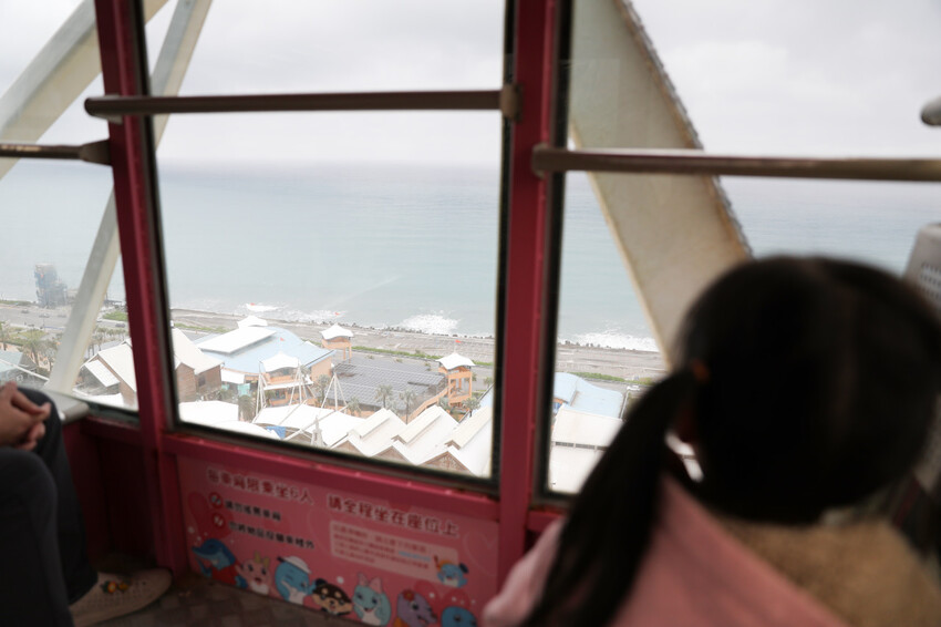花蓮遠雄海洋公園親親海洋夜未眠 近距離與海豚海獅親近,夜探水族館,與魚共眠超好玩親子行程推薦! - 奇奇一起玩樂趣