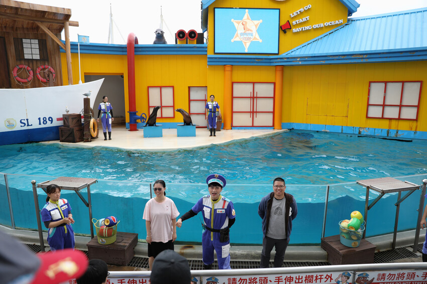 花蓮遠雄海洋公園親親海洋夜未眠 近距離與海豚海獅親近,夜探水族館,與魚共眠超好玩親子行程推薦! - 奇奇一起玩樂趣