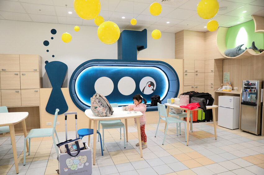 花蓮遠雄海洋公園親親海洋夜未眠 近距離與海豚海獅親近,夜探水族館,與魚共眠超好玩親子行程推薦! - 奇奇一起玩樂趣