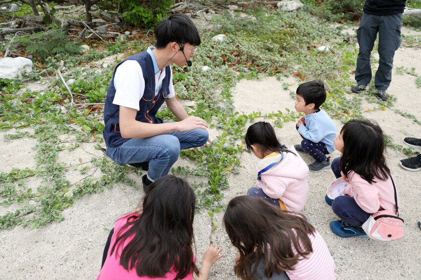 屏東親子旅遊推薦! 夜宿海生館 與魚兒共眠 住宿屏東海生館,後場飼育體驗+夜間探索+潮間帶生態觀察 - 奇奇一起玩樂趣