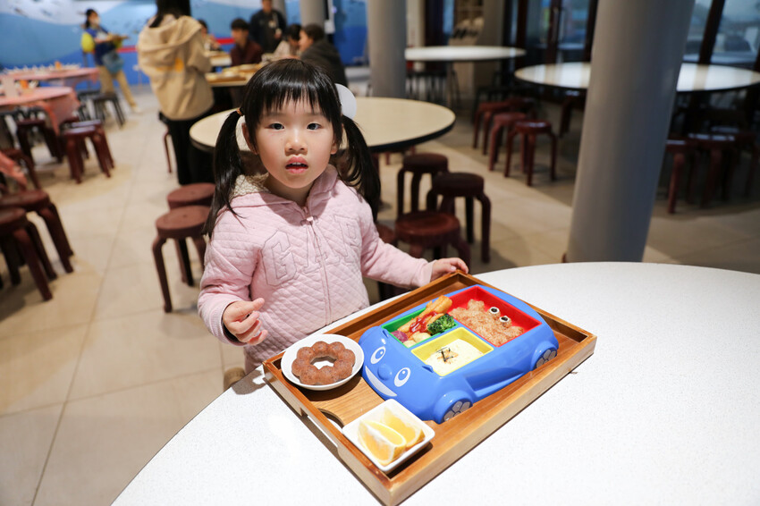 花蓮遠雄海洋公園親親海洋夜未眠 近距離與海豚海獅親近,夜探水族館,與魚共眠超好玩親子行程推薦! - 奇奇一起玩樂趣