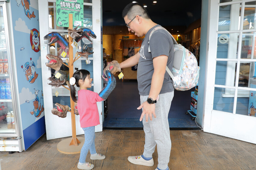 花蓮遠雄海洋公園親親海洋夜未眠 近距離與海豚海獅親近,夜探水族館,與魚共眠超好玩親子行程推薦! - 奇奇一起玩樂趣