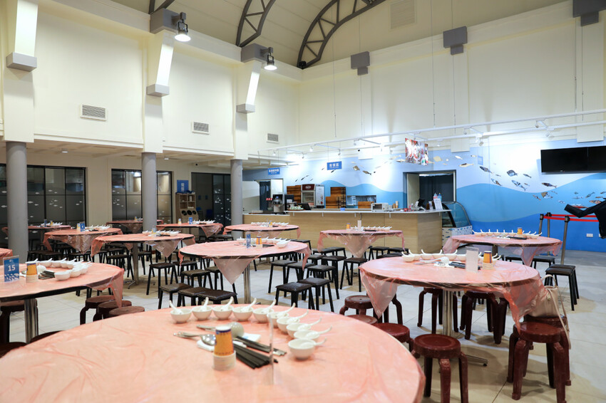 花蓮遠雄海洋公園親親海洋夜未眠 近距離與海豚海獅親近,夜探水族館,與魚共眠超好玩親子行程推薦! - 奇奇一起玩樂趣