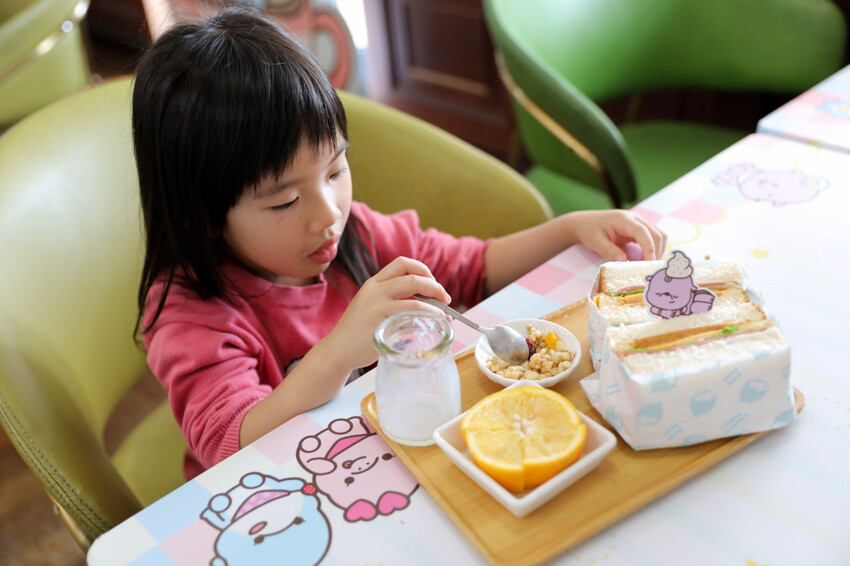 花蓮遠雄海洋公園親親海洋夜未眠 近距離與海豚海獅親近,夜探水族館,與魚共眠超好玩親子行程推薦! - 奇奇一起玩樂趣