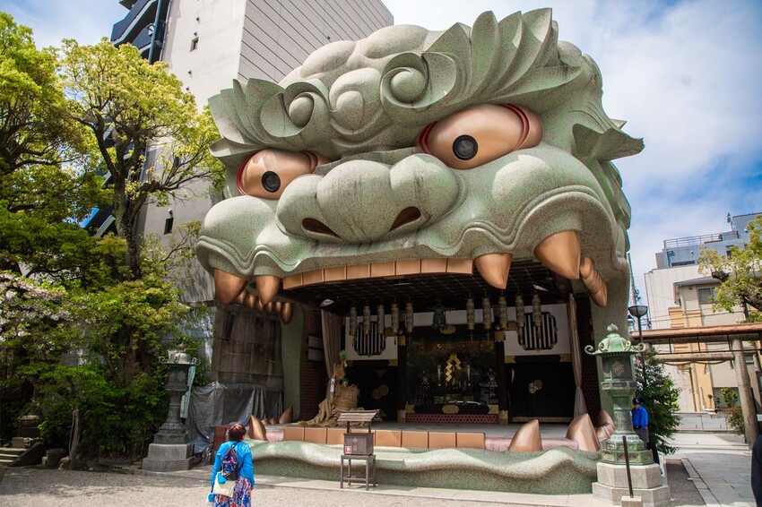 大阪必去難波八阪神社！超巨大獅子頭幫你吃掉厄運求好運，交通超方便。