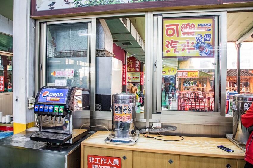 嘉義縣水上鄉白人牙膏觀光工廠｜免費！通通免費！號稱最佛心觀光工廠，不僅免門票，還送你吃冰棒，還有咖啡、汽水通通無