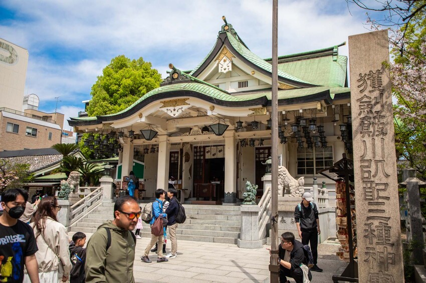 大阪必去難波八阪神社！超巨大獅子頭幫你吃掉厄運求好運，交通超方便。