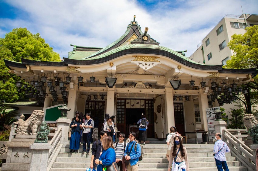 大阪必去難波八阪神社！超巨大獅子頭幫你吃掉厄運求好運，交通超方便。