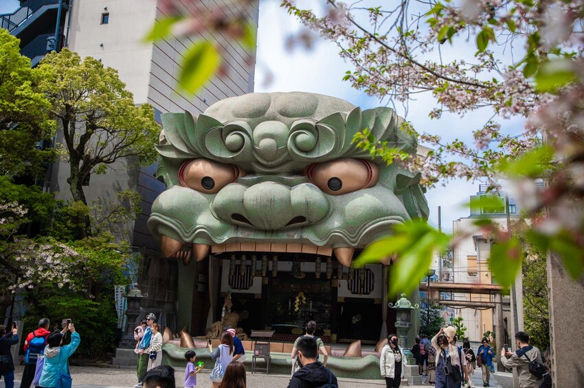 大阪必去難波八阪神社！超巨大獅子頭幫你吃掉厄運求好運，交通超方便。