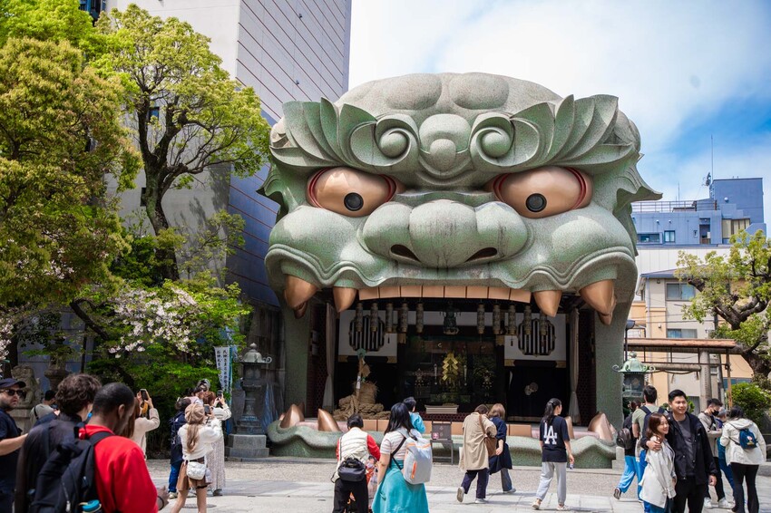 大阪必去難波八阪神社！超巨大獅子頭幫你吃掉厄運求好運，交通超方便。