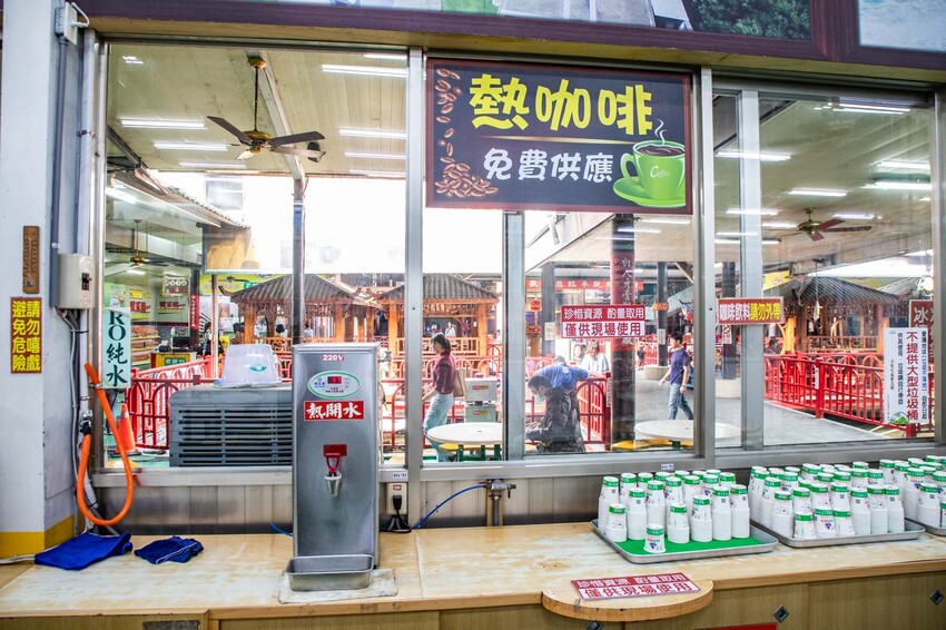 嘉義縣水上鄉白人牙膏觀光工廠｜免費！通通免費！號稱最佛心觀光工廠，不僅免門票，還送你吃冰棒，還有咖啡、汽水通通無