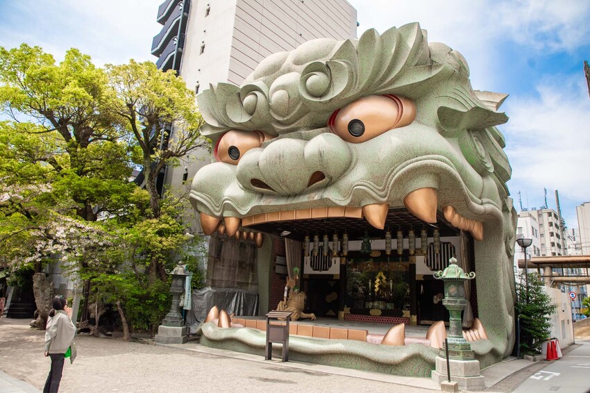 大阪必去難波八阪神社！超巨大獅子頭幫你吃掉厄運求好運，交通超方便。