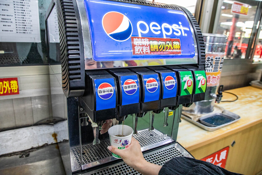 嘉義縣水上鄉白人牙膏觀光工廠｜免費！通通免費！號稱最佛心觀光工廠，不僅免門票，還送你吃冰棒，還有咖啡、汽水通通無