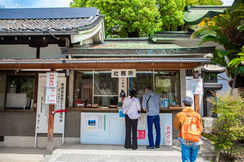 大阪必去難波八阪神社！超巨大獅子頭幫你吃掉厄運求好運，交通超方便。