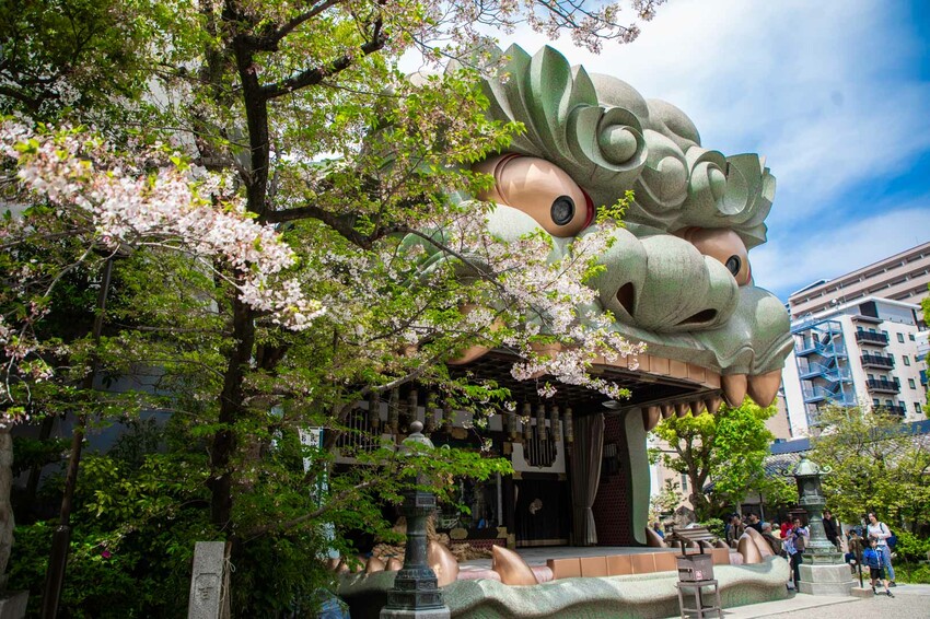 大阪必去難波八阪神社！超巨大獅子頭幫你吃掉厄運求好運，交通超方便。