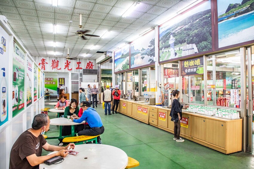 嘉義縣水上鄉白人牙膏觀光工廠｜免費！通通免費！號稱最佛心觀光工廠，不僅免門票，還送你吃冰棒，還有咖啡、汽水通通無