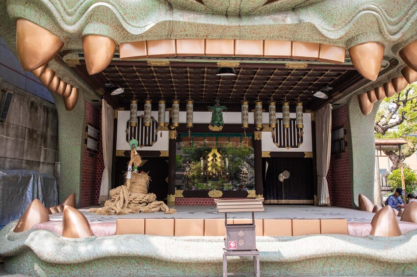 大阪必去難波八阪神社！超巨大獅子頭幫你吃掉厄運求好運，交通超方便。