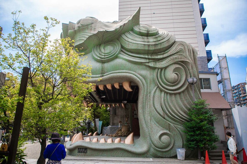 大阪必去難波八阪神社！超巨大獅子頭幫你吃掉厄運求好運，交通超方便。