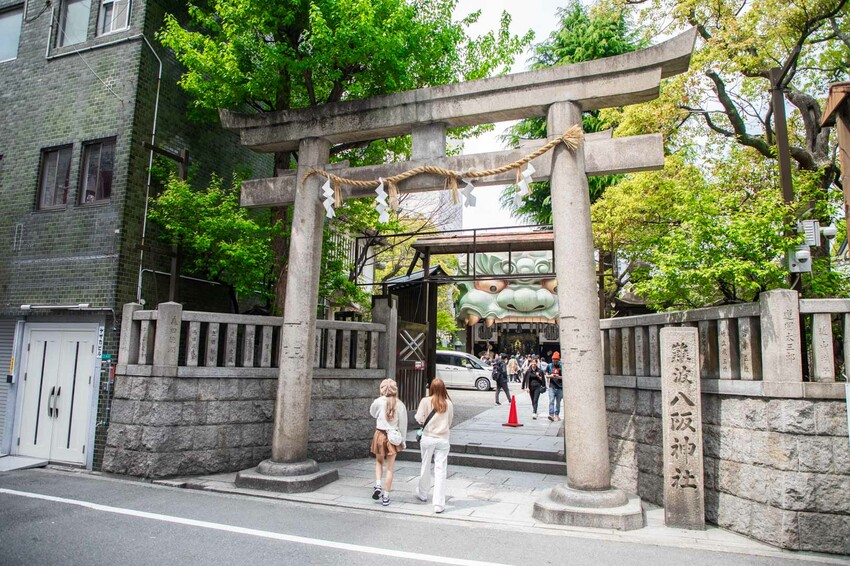 大阪必去難波八阪神社！超巨大獅子頭幫你吃掉厄運求好運，交通超方便。