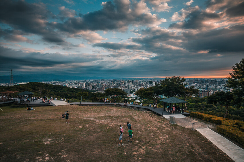 桃園市桃園區虎頭山環保公園|不用花錢也能擁有百萬夜景!俯瞰整座城市的270度超廣角浪漫夜景聖地