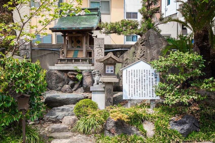 大阪必去難波八阪神社！超巨大獅子頭幫你吃掉厄運求好運，交通超方便。