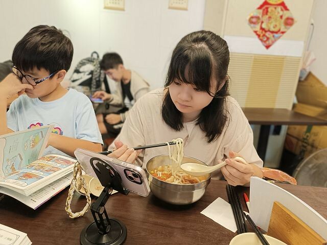 療癒貓掌手機架 | MEGACOM系列手機架．追劇必備的生活好物．兼具摺疊又可以旋轉的手機架