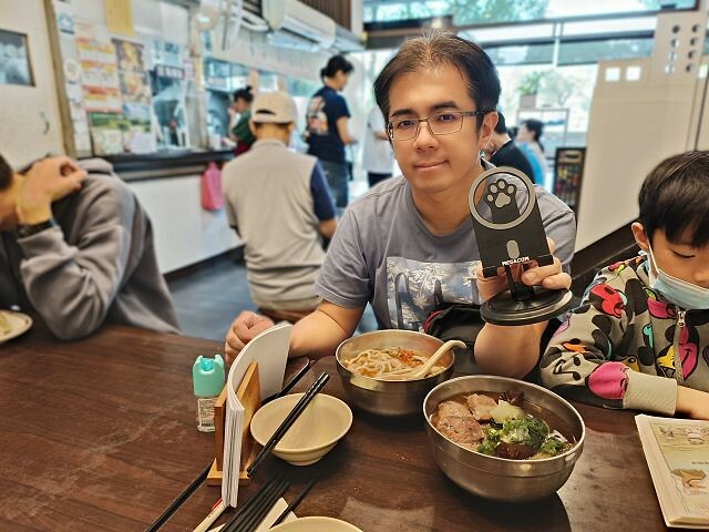 療癒貓掌手機架 | MEGACOM系列手機架．追劇必備的生活好物．兼具摺疊又可以旋轉的手機架