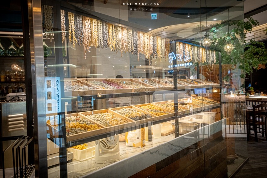 桃園市中壢區【桃園中壢】2024大江購物中心必買,Z世代購物首選!好拍、好逛、好好吃!聖誕節到大江一遊未盡!全年度免