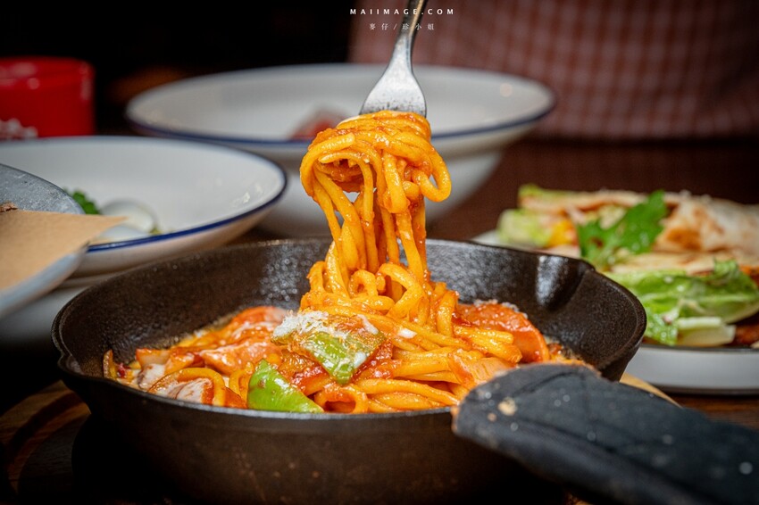 桃園市中壢區【桃園中壢】2024大江購物中心必買,Z世代購物首選!好拍、好逛、好好吃!聖誕節到大江一遊未盡!全年度免