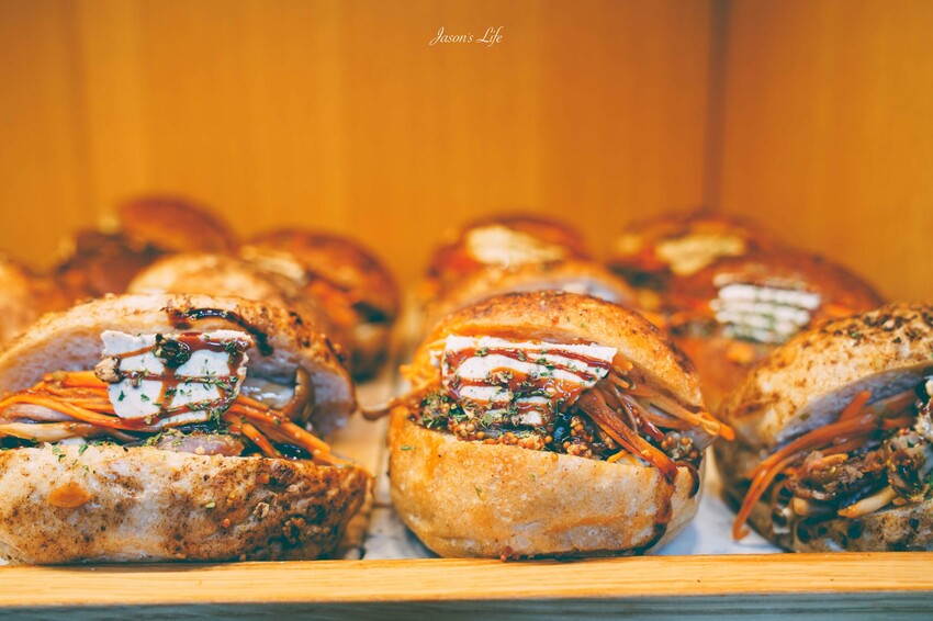 日本【北海道定山溪│景點】山ノ風マチ遊記。定山溪最新文青景點,隱藏一間擁有足浴的必吃麵包店エクスクラメー