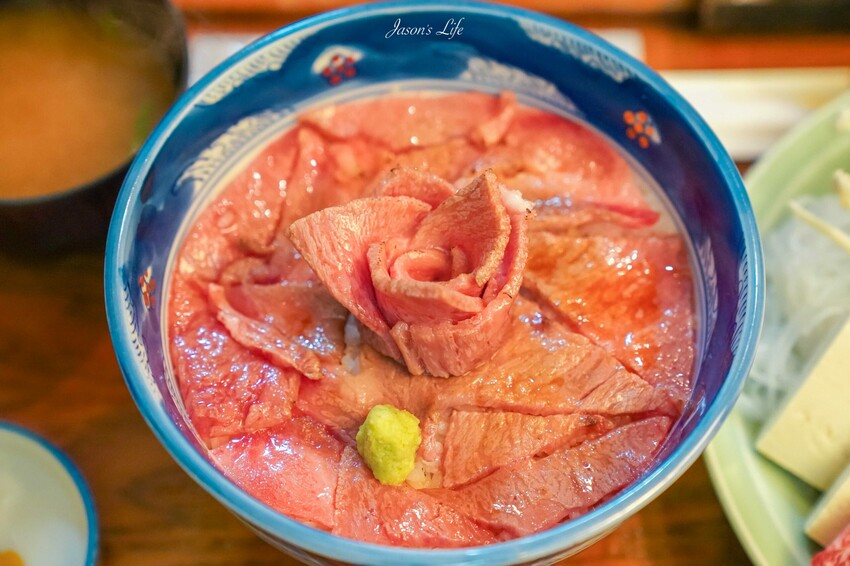 日本【北海道富良野|美食】Kumagera(くまげら)。富良野美食推薦,強烈推薦一定要來嚐嚐炙燒和牛丼飯、和牛壽喜