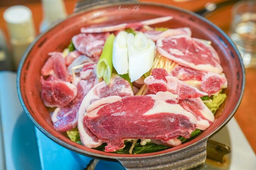 日本【北海道富良野|美食】Kumagera(くまげら)。富良野美食推薦,強烈推薦一定要來嚐嚐炙燒和牛丼飯、和牛壽喜