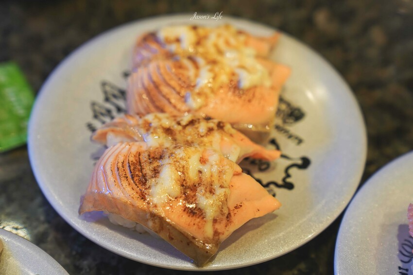 日本【北海道小樽│美食】回転寿司とっぴ(小樽運河通り店)。必吃平價壽司、高CP值新鮮海味