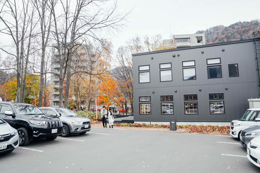 日本【北海道定山溪│景點】山ノ風マチ遊記。定山溪最新文青景點,隱藏一間擁有足浴的必吃麵包店エクスクラメー