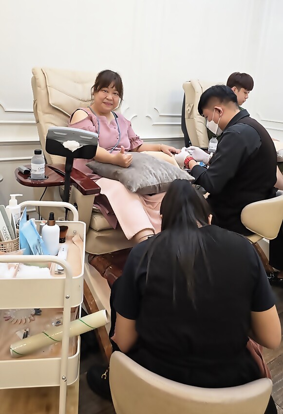 泰國曼谷自由行必去體驗！！光療美甲、泰服拍攝、生薑暖油按摩SPA！！