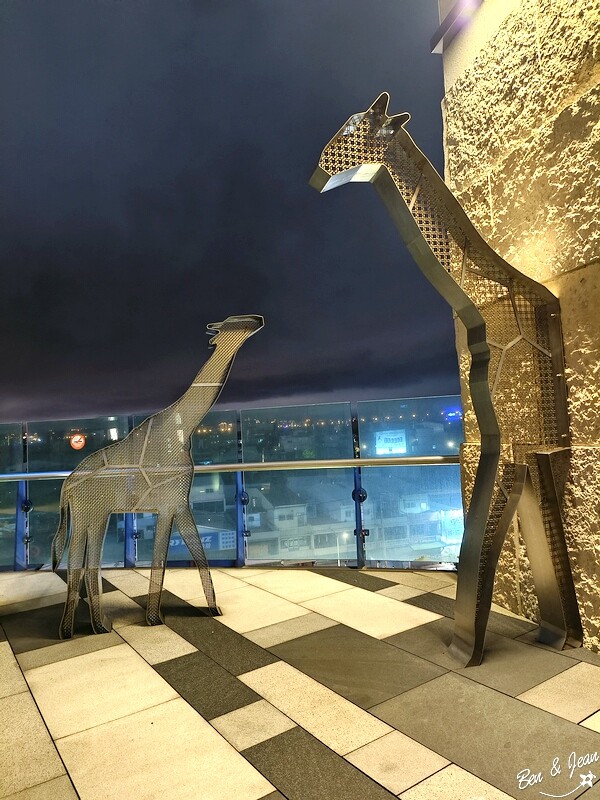 桃園市中壢區2024大江購物中心》2024年最美室內聖誕裝置藝術，Z世代購物首選！好拍、好逛、好好吃！全年免費停車，就在