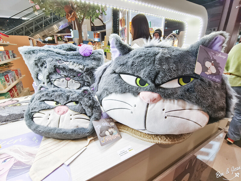 桃園市中壢區2024大江購物中心》2024年最美室內聖誕裝置藝術，Z世代購物首選！好拍、好逛、好好吃！全年免費停車，就在